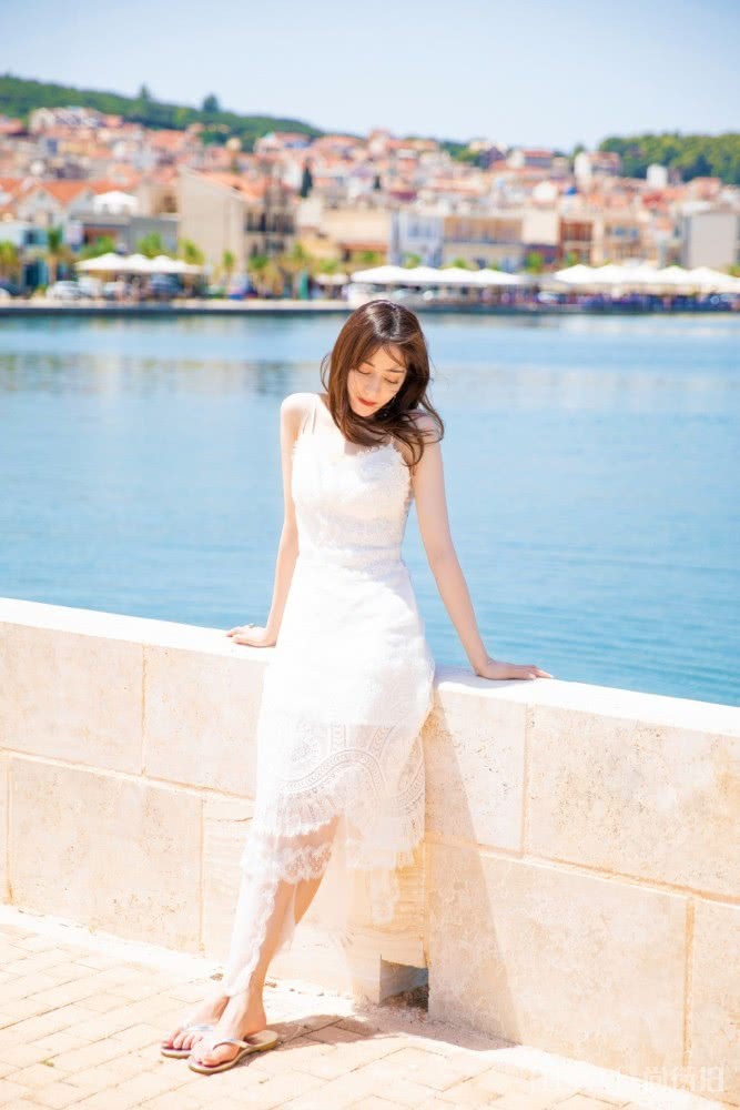 迪丽热巴短袖搭配牛仔裙秒变18岁清纯少女，美腿成焦点