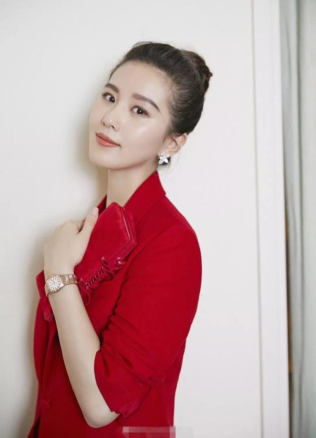 明星穿中国红谁最帅？肖战成儒雅公子，王一博炫酷，张艺兴最大胆