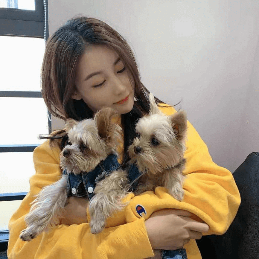 95后中戏长腿校花生活照曝光，网友评论夸赞气质好