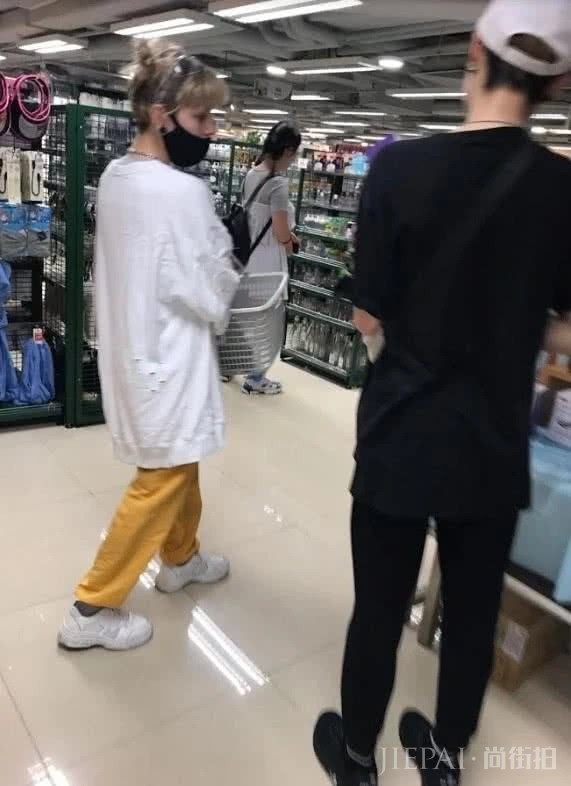 “小龙女”吴卓林西装搭黑金短发,爷们气质凸显