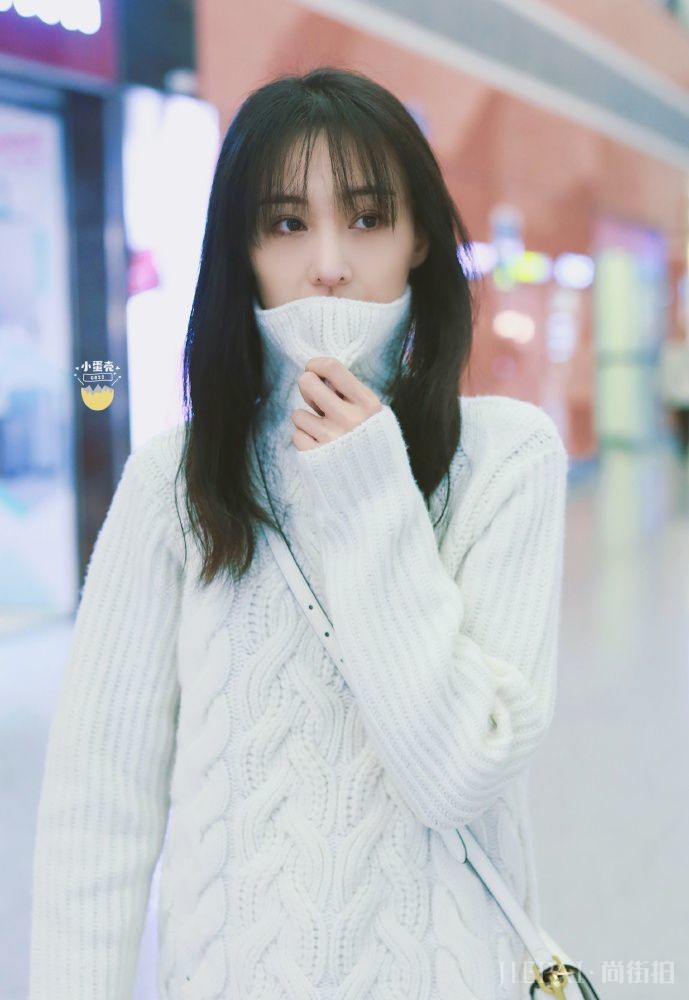 郑爽恋爱后衣品开挂,高领毛衣搭配小脚裤加上雪地靴太美
