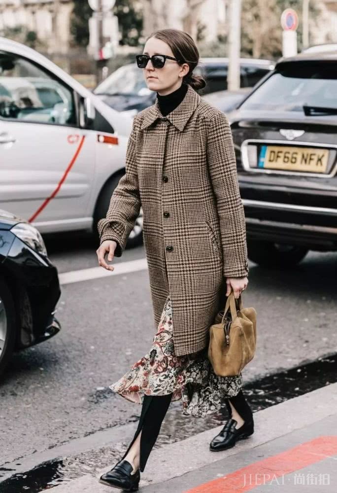 欧美街拍：高领衫让人变好？这样穿就对了