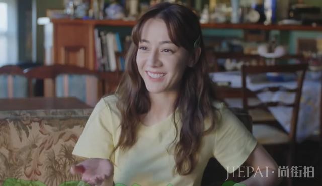 迪丽热巴也脸崩了?新节目开播法令纹遮不住,网友直呼:不扛老