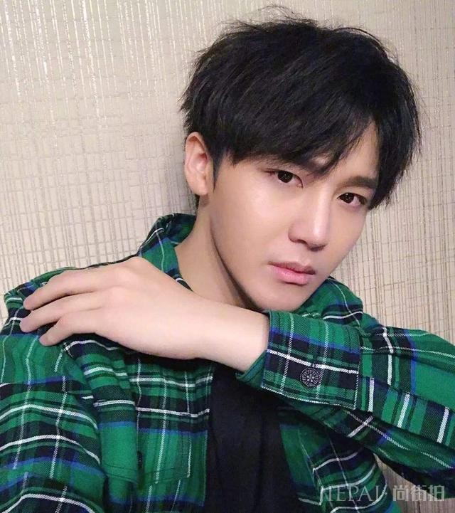 他曾是《快乐男声》亚军，却因女友殴打同届选手，惨遭公司雪藏