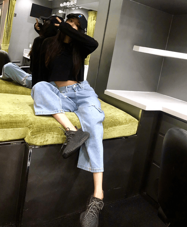 杨幂的腿为什么那么长?看看她的坐姿就知道了,拍照时赶紧学起来