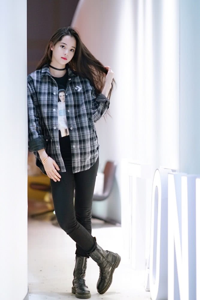 欧阳娜娜白色毛衣搭配裤子,少女感好极了