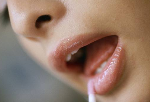 换季嘴巴起皮，化妆都成“灾难”？记住3点，让你拥有“少女唇”