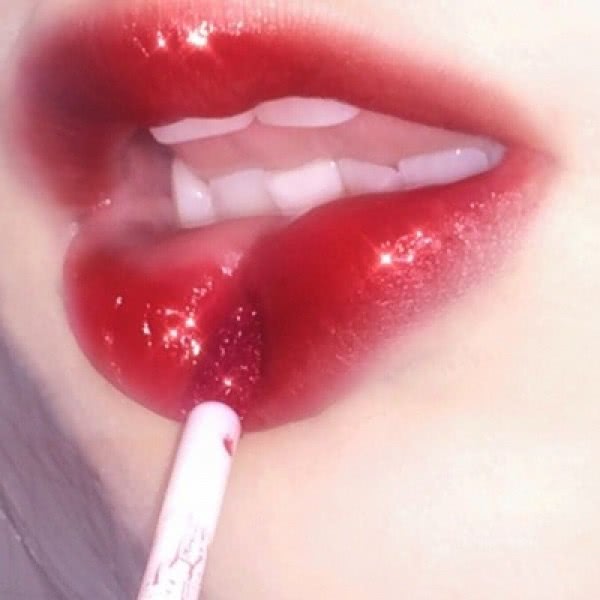 涂口红时千万不要直接抿,3个小妙招让你唇妆变好看