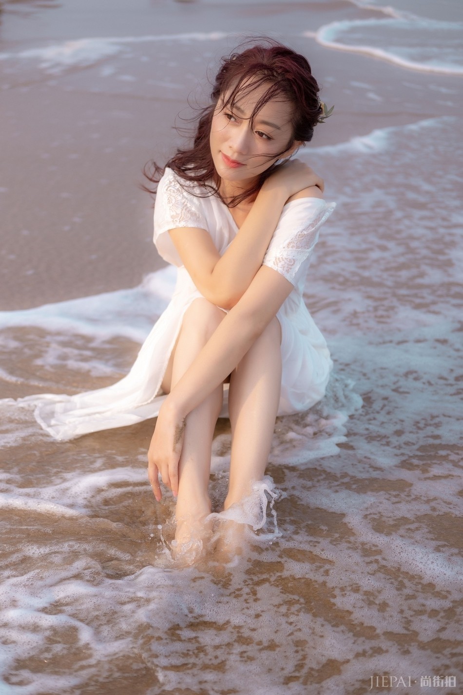 气质成熟美女原子飞海边空灵湿身诱人图片写真