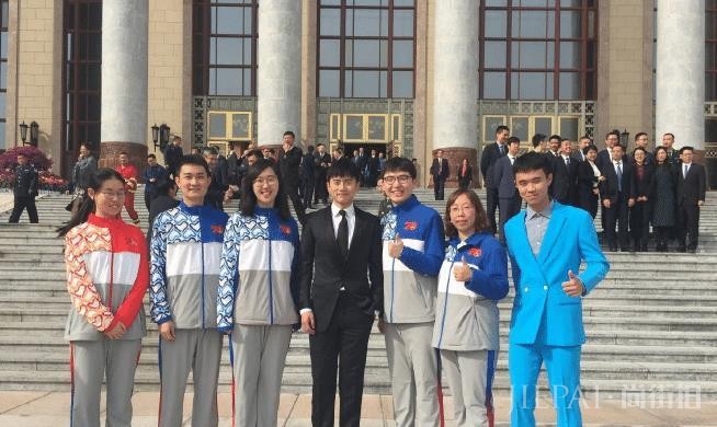 大咖出动现身北京街头，胡歌西装革履大长腿，靳东插兜宛如老干部