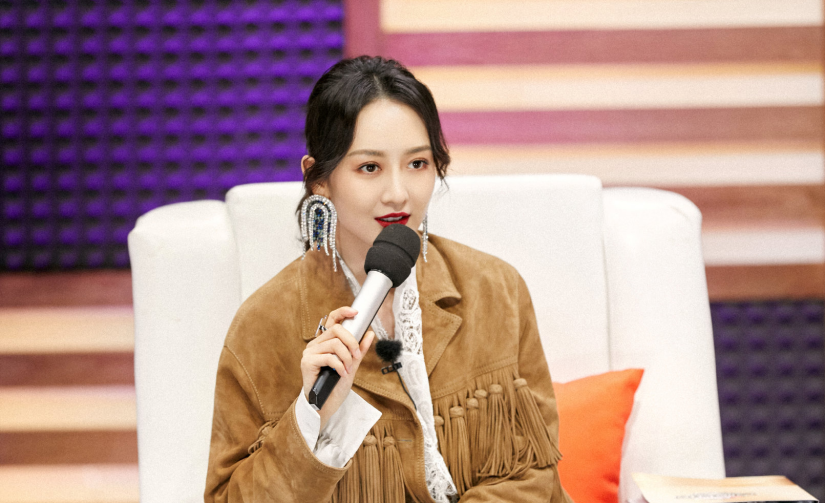 秋季学王鸥穿搭，用棕色外套搭配白色上衣短裤太高级