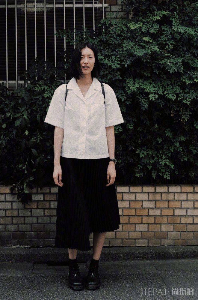 刘雯穿针织衫配牛仔裤，转身露“巴掌腰”抢镜十足