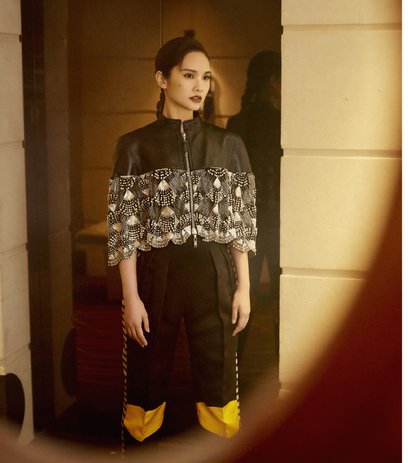 杨丞琳新造型穿皮质外套搭拼接色裤子,减龄时髦