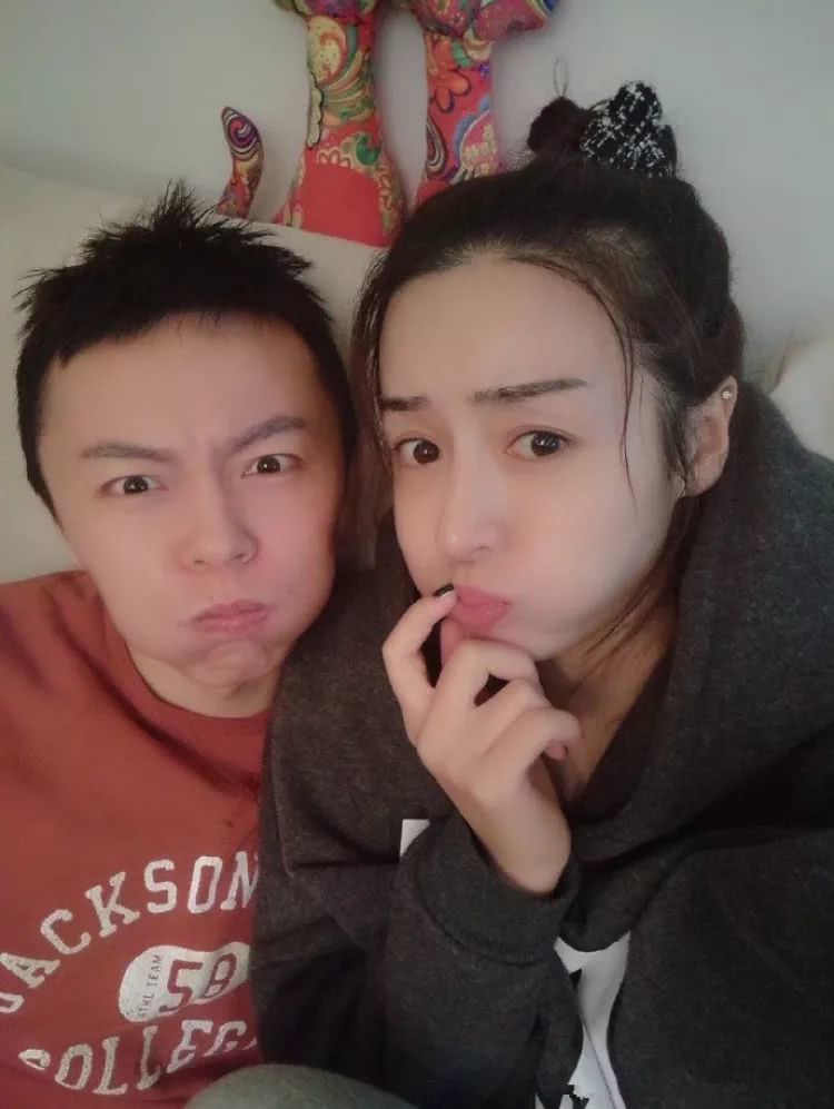 圣姑何彦霓生活照清新自然，穿搭休闲时尚