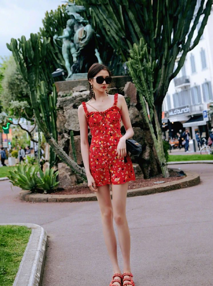 关晓彤私服短裤运动鞋穿出了大长腿,配黄色外套太时髦