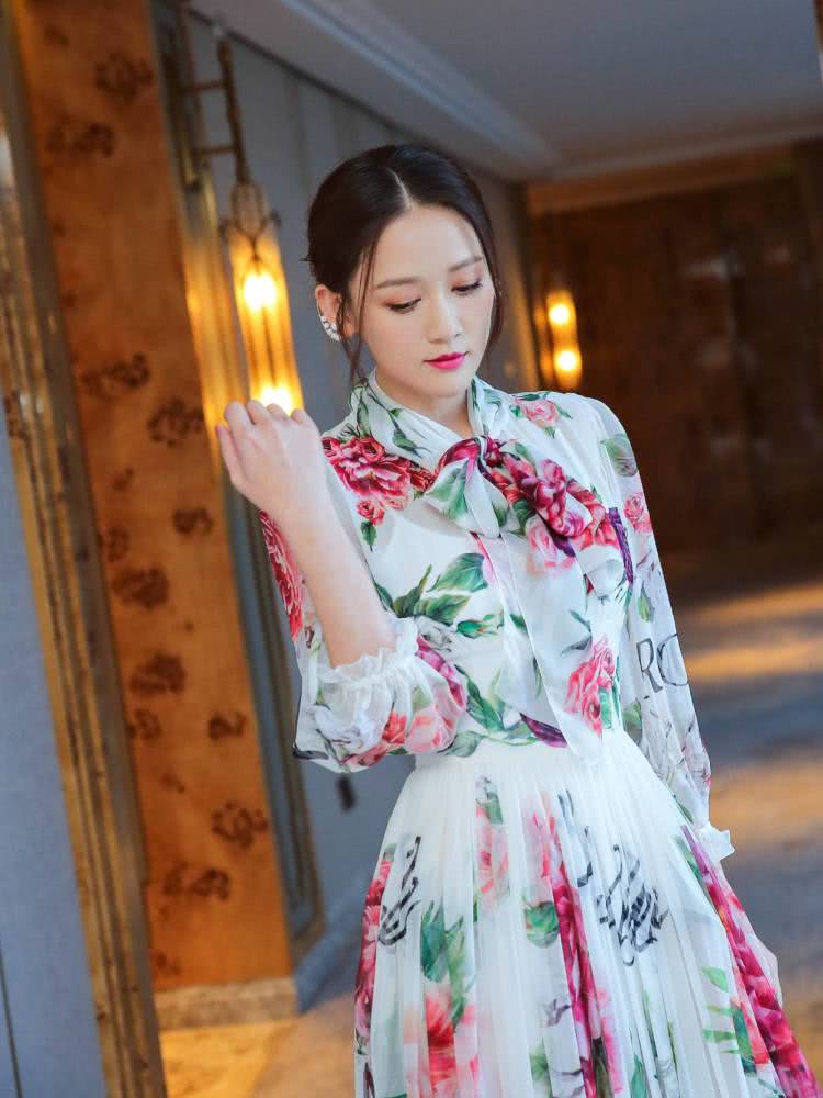 陈乔恩参加《女儿们的恋爱》穿印花纱裙约会,40岁了还是这么少女