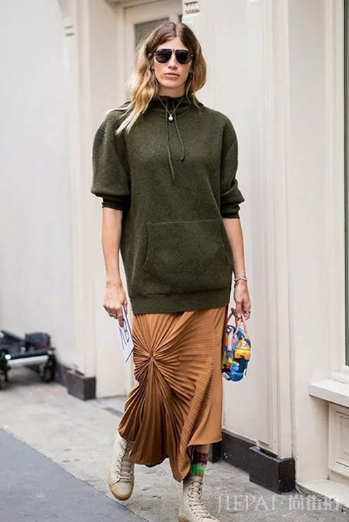 天气变冷，用卫衣和半身裙来温暖这个秋天吧