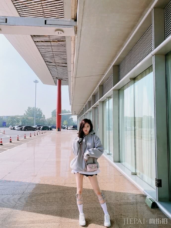 吴宣仪近期造型解析，初秋这样搭甜美又可爱