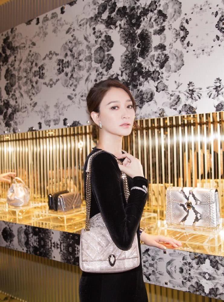 李小冉扎丸子头略显低调，身穿拼接色连衣裙优雅高贵