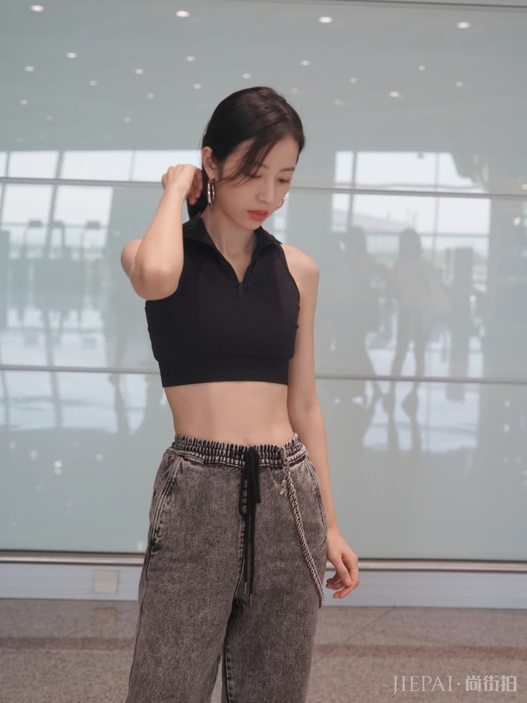 周雨彤阔腿裤搭配毛衣，腿长一样穿得惊艳