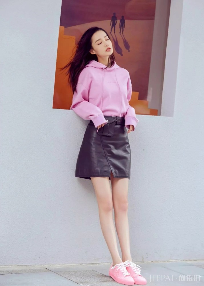 天气变冷，用卫衣和半身裙来温暖这个秋天吧