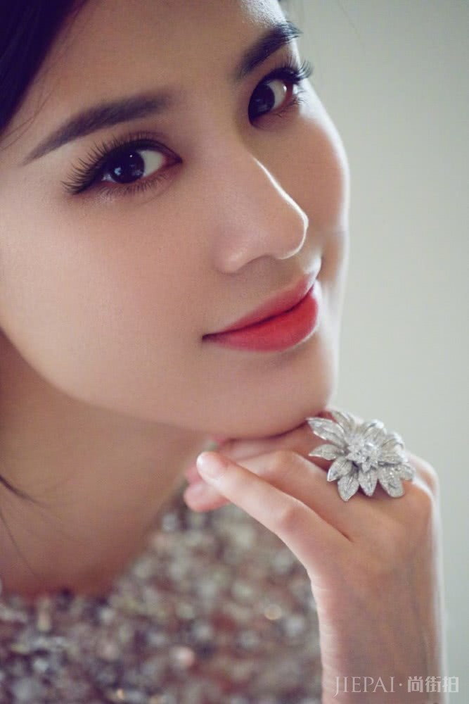 黄圣依钻石白裙优雅万千，完美侧颜相当吸睛