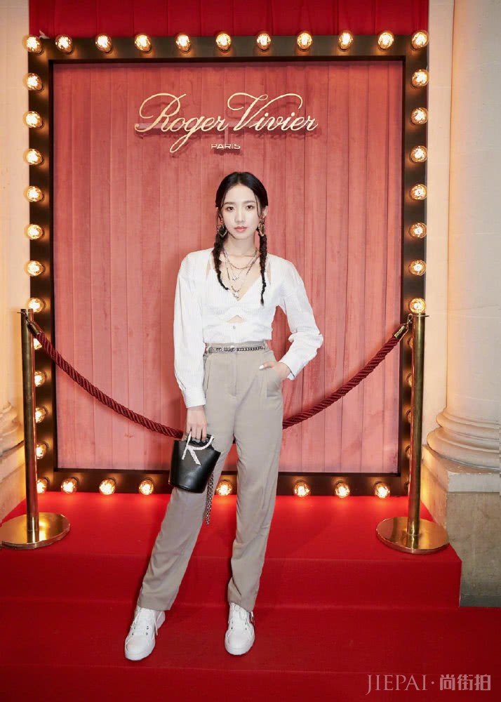 美女明星孟美岐穿白衬衫配高腰裤,机场街拍霸气又显瘦