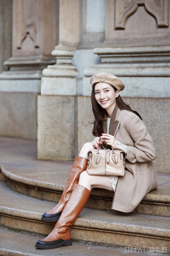 江疏影初秋街拍 白毛衣搭配皮裤随性又时髦