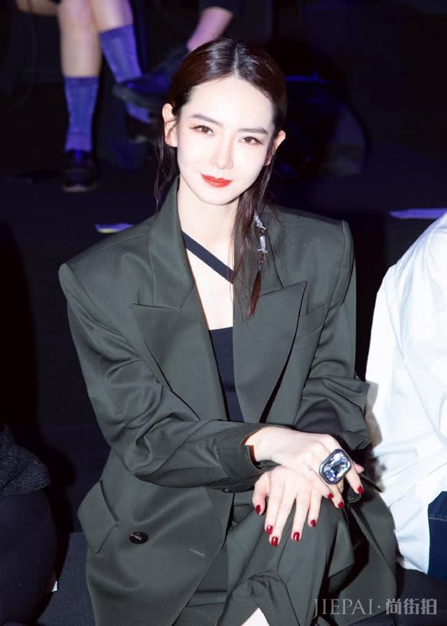 戚薇为凹造型太拼！机场街拍穿7890蝴蝶结上衣配编织裙，两颗泪痣太抢镜