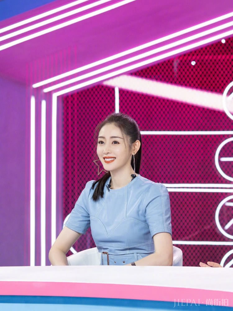 张天爱搭配一件黑色露肩上衣，换个发型太惊艳