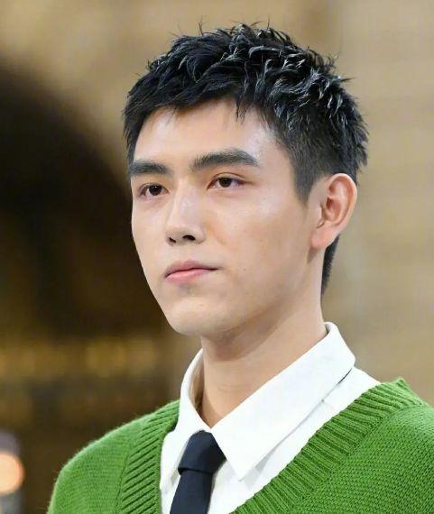 时装周女明星生图：郑爽瘦到眼睛凹陷，沈月玩突破，孟美岐成路人