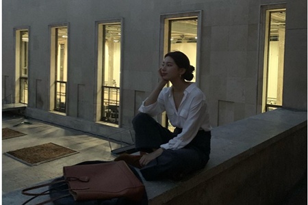 1571714040336703.jpg 秀智低丸子头怎么扎才好看,甜美发型文艺游巴黎