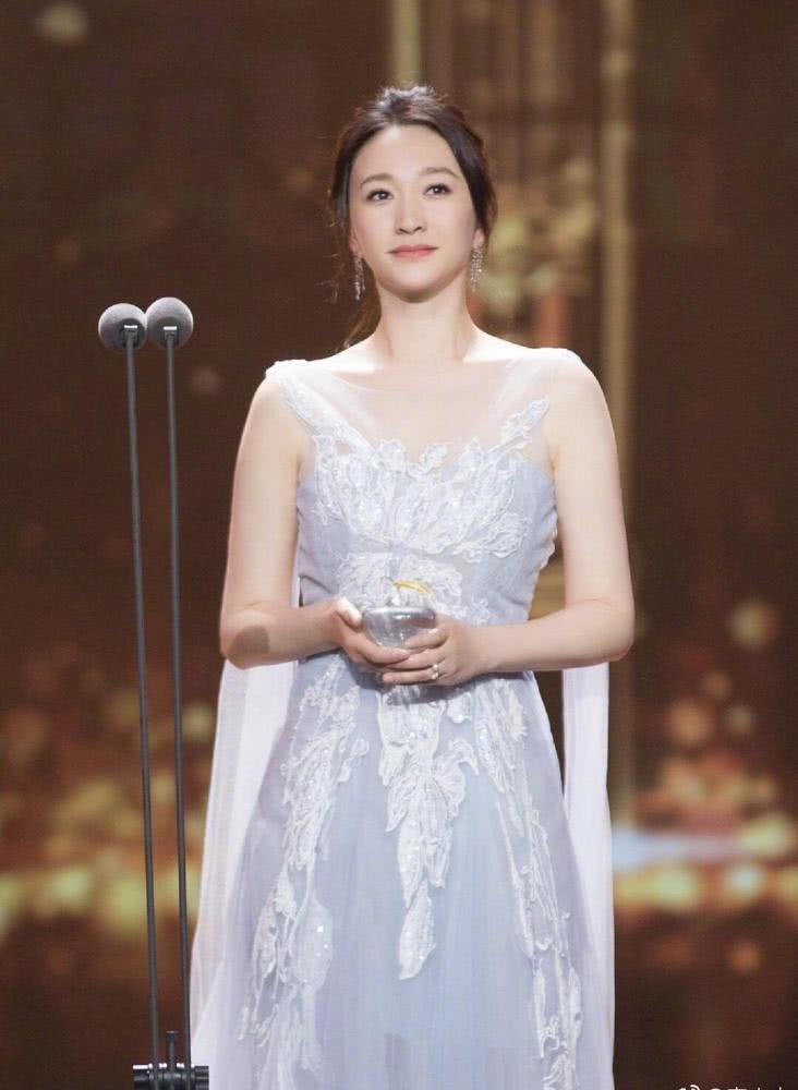 李小冉扎丸子头略显低调，身穿拼接色连衣裙优雅高贵