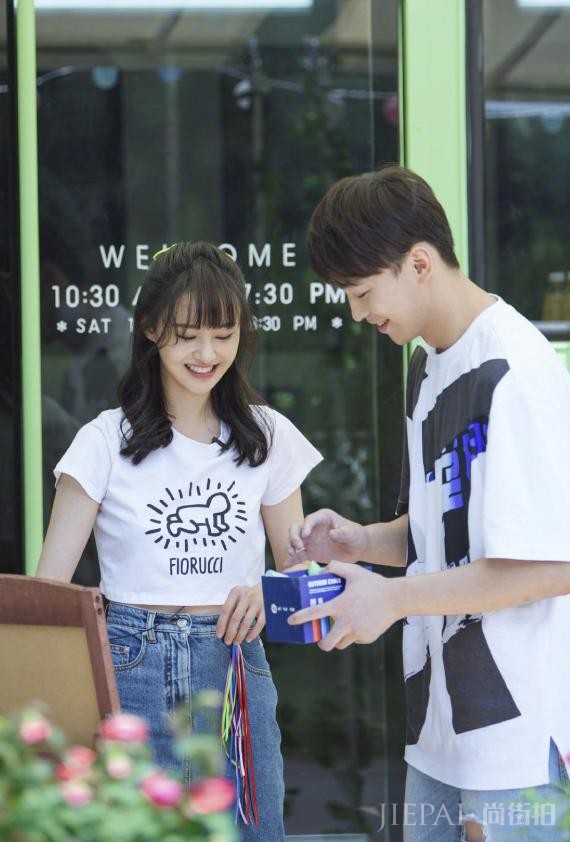 郑爽张恒《女儿们的恋爱》写真剪影曝光,两人满眼爱意互动超甜