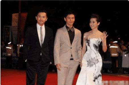 当黄晓明站在苏有朋身边，网友笑称：是我见过最惨烈的合照现场