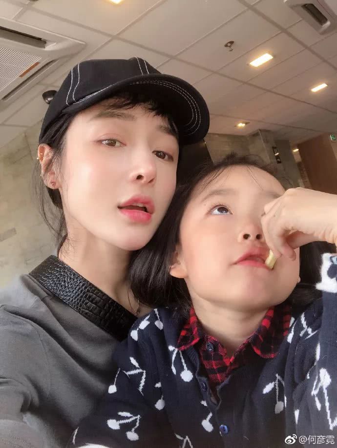 圣姑何彦霓生活照清新自然，穿搭休闲时尚