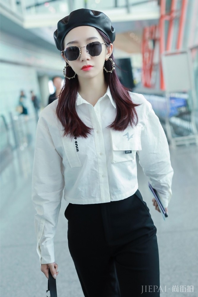 美女明星孟美岐穿白衬衫配高腰裤,机场街拍霸气又显瘦