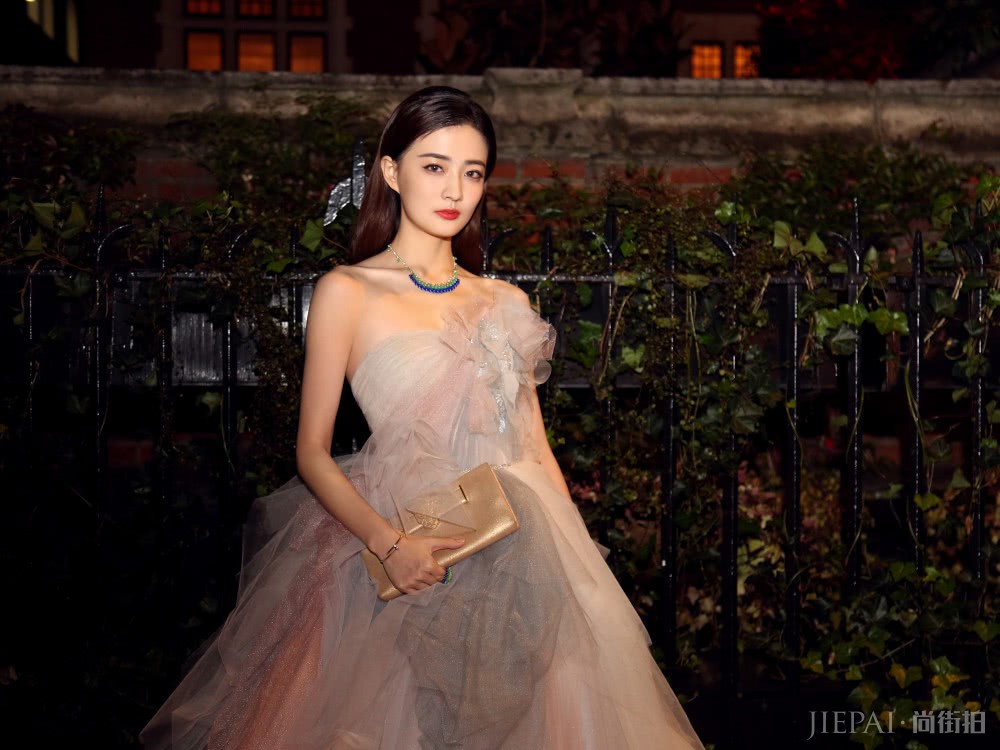 徐璐身穿一袭抹胸礼服，恋爱后越发性感！