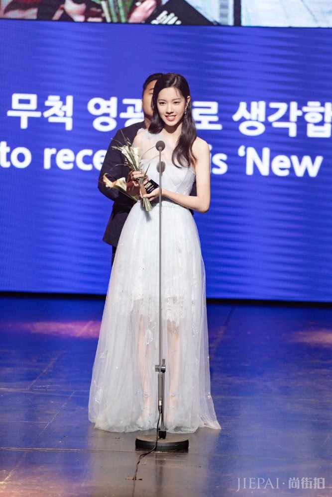 庄达菲穿斜肩轻纱裙现身釜山电影节,优雅甜美