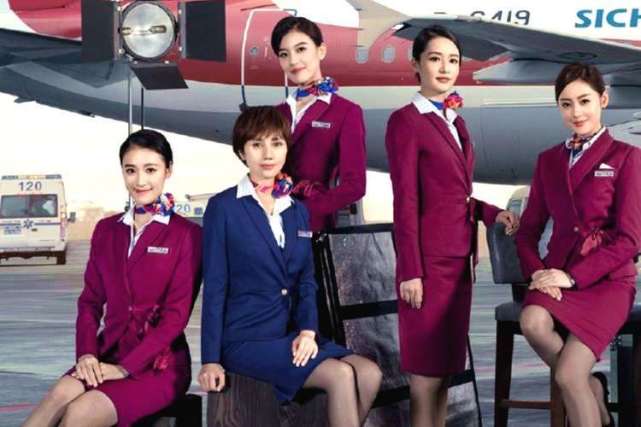 中国机长中的五位空姐,中戏北电毕业的各有两位,而她非科班出身