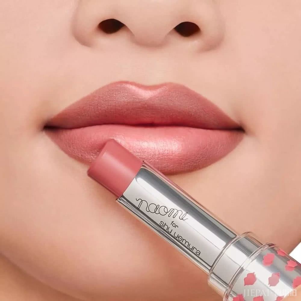 豆沙色、梅子色都靠边,今年最火的口红色是它