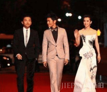 当黄晓明站在苏有朋身边，网友笑称：是我见过最惨烈的合照现场