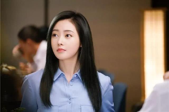 中国机长中的五位空姐,中戏北电毕业的各有两位,而她非科班出身