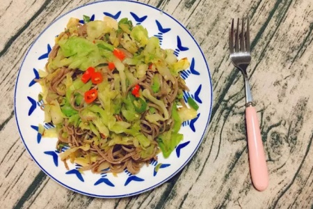 女生夏季减肥食谱:炒荞麦面的低卡美味做法