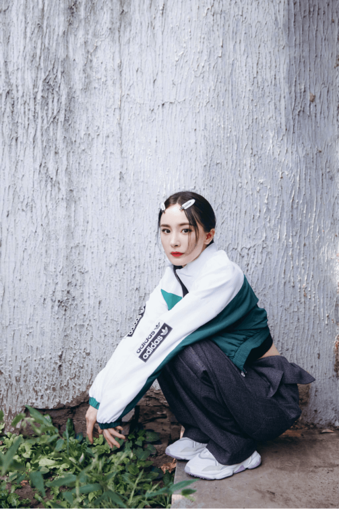 杨幂“带货女王”果然名不虚传，拼接色卫衣搭牛仔裙少女感十足