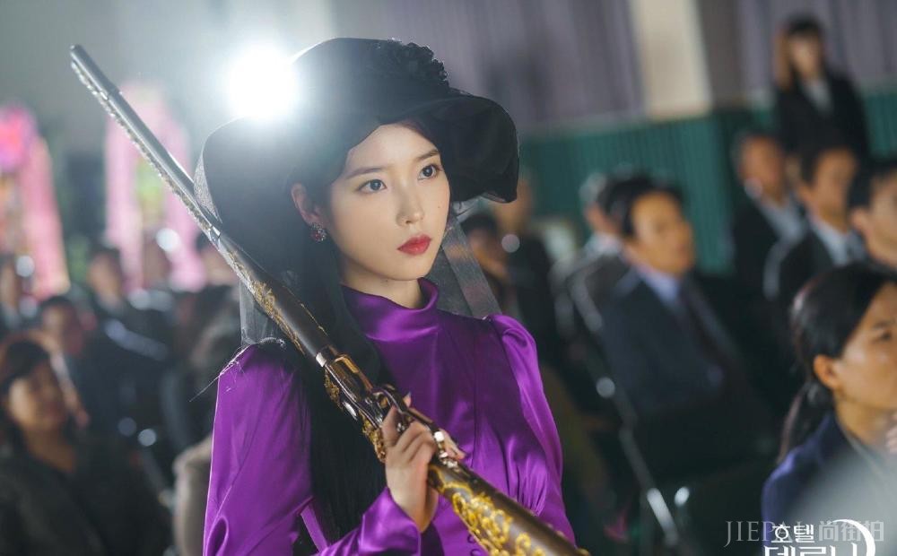 IU也太爱紫色了，从话筒到上衣再到裙子，统统都用紫色