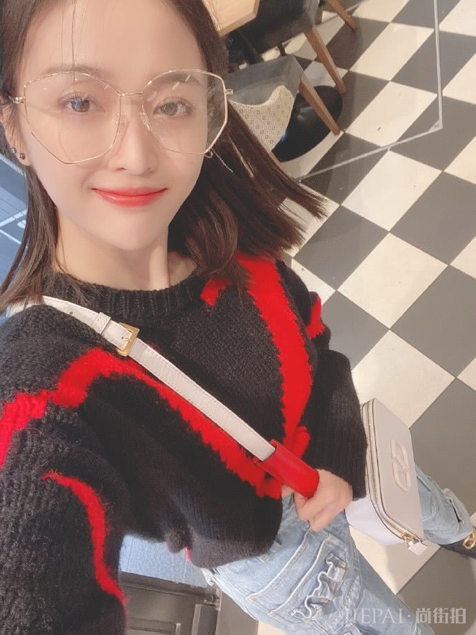 吴宣仪近期造型解析，初秋这样搭甜美又可爱