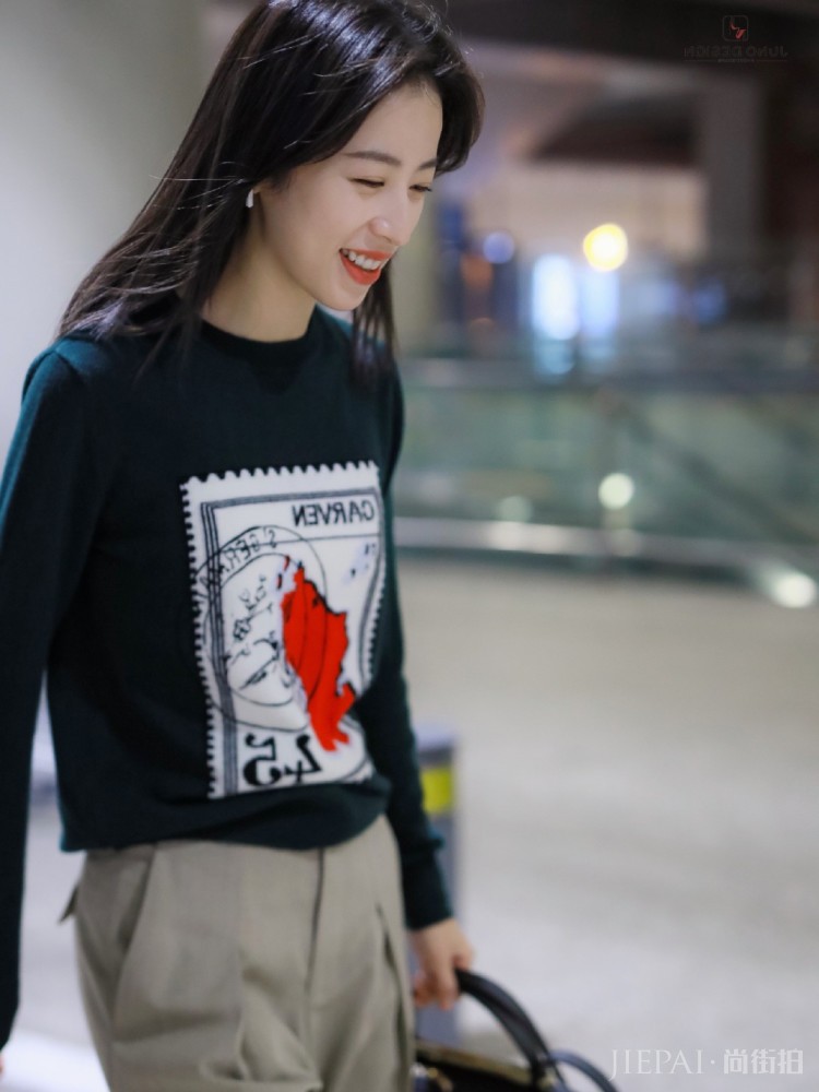 周雨彤阔腿裤搭配毛衣，腿长一样穿得惊艳