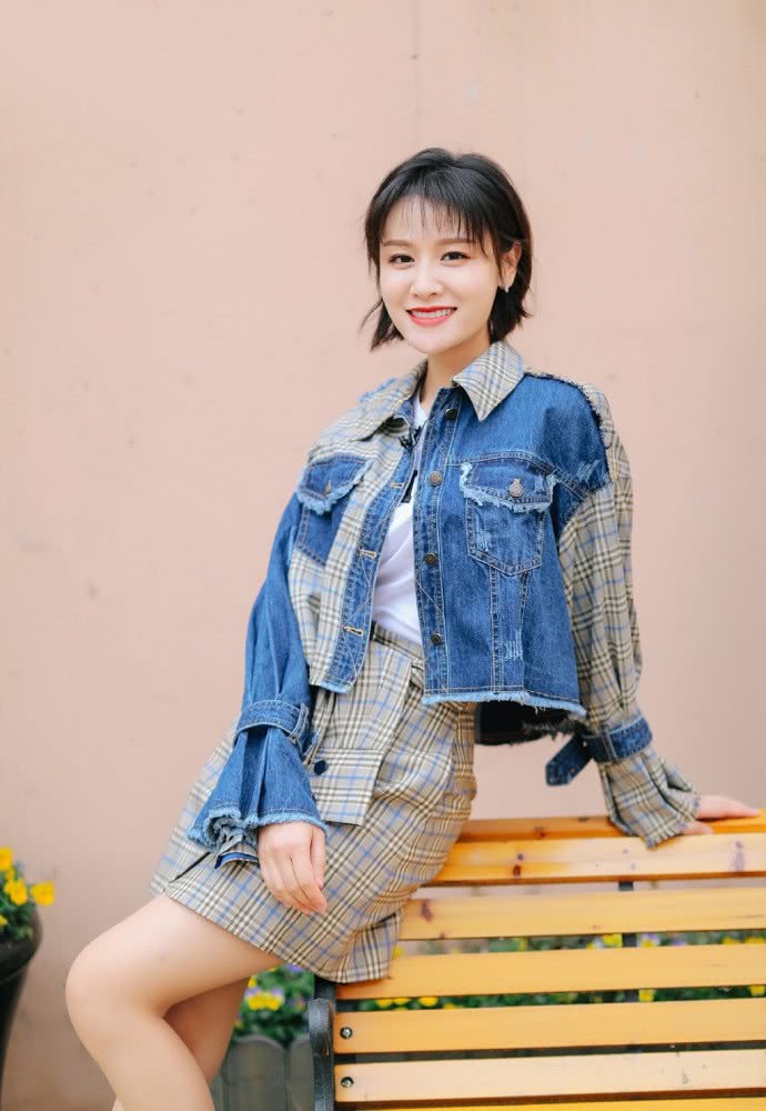叶一茜穿红色荷叶边连衣裙,35岁了依旧少女感满满
