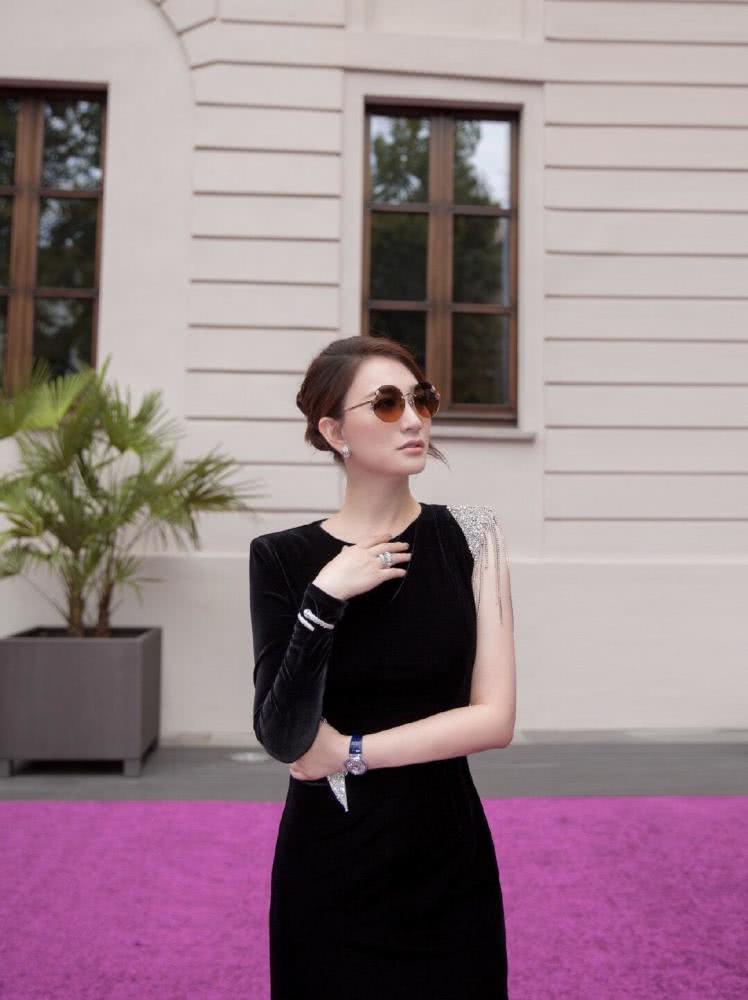 李小冉扎丸子头略显低调,身穿拼接色连衣裙优雅高贵